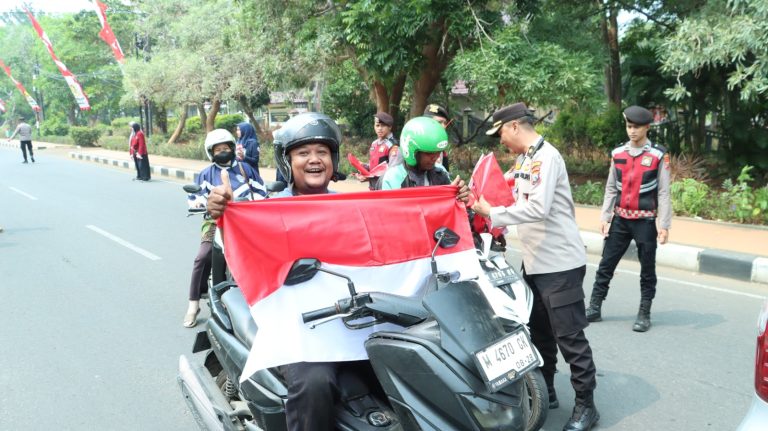 Dorong Semangat Nasionalisme, Kapolres Bangkalan Bagi – bagi Bendera Merah Putih