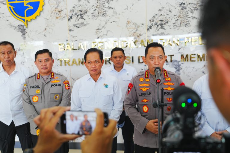 Tinjau Penanganan Karhutla Kalbar, Kapolri Ungkap Titik Api Terus Menurun 