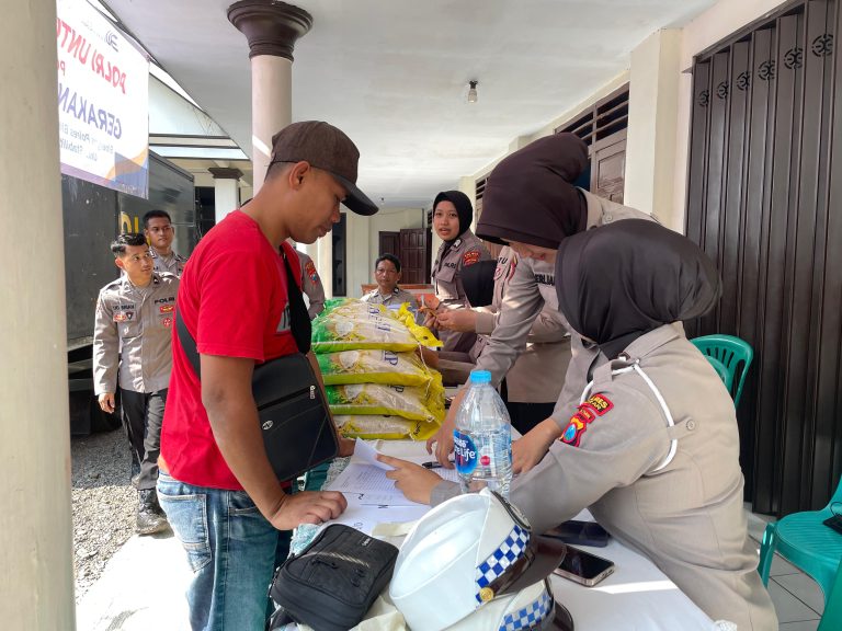 Gelar Bazar, Polres Blitar Dukung Gerakan Pangan Murah, Salurkan Beras SPHP untuk Masyarakat