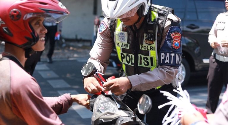 Satlantas Polres Gresik Gelar Aksi Simpatik di Simpang Empat GKB Sambut HUT ke-80 RI