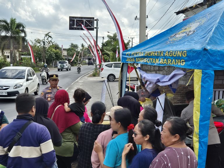 Kolaborasi Polisi dan Bulog Gelontorkan 108 Ton Beras Murah di Banyuwangi*