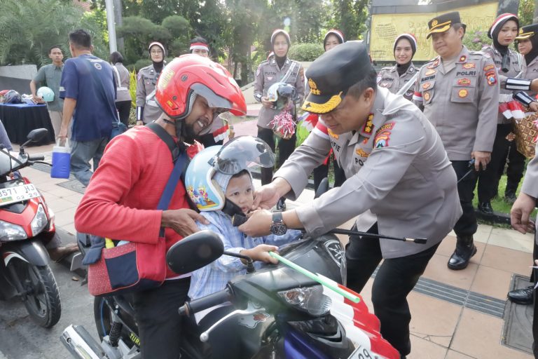 Semarak Merah Putih Sambut HUT RI ke-80 Polisi Berbagi 3.600 Bendera dan 83 Helm di Surabaya