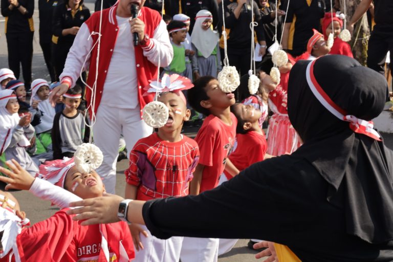 Riuh Gelak Tawa Anak dan Warga Warnai Lomba Meriah HUT ke-80 RI di Polrestabes Surabaya