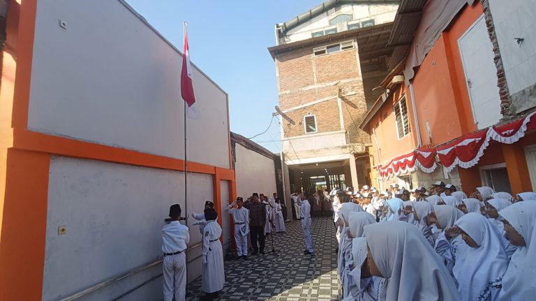 SMP Muhammadiyah 1 Surabaya Gelar Upacara HUT RI ke-80 dengan Khidmat