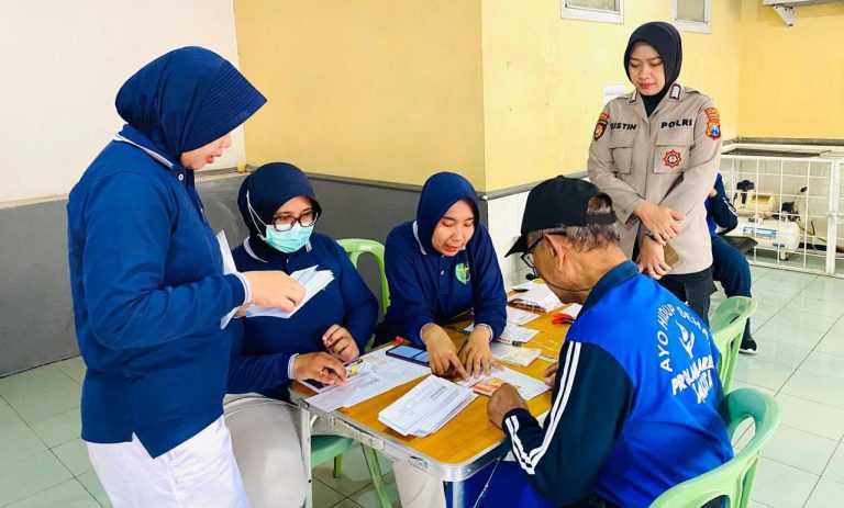 Jelang HUT ke-77: Polwan Polresta Malang Kota Gelar Bakti Kesehatan Gratis untuk Lansia*