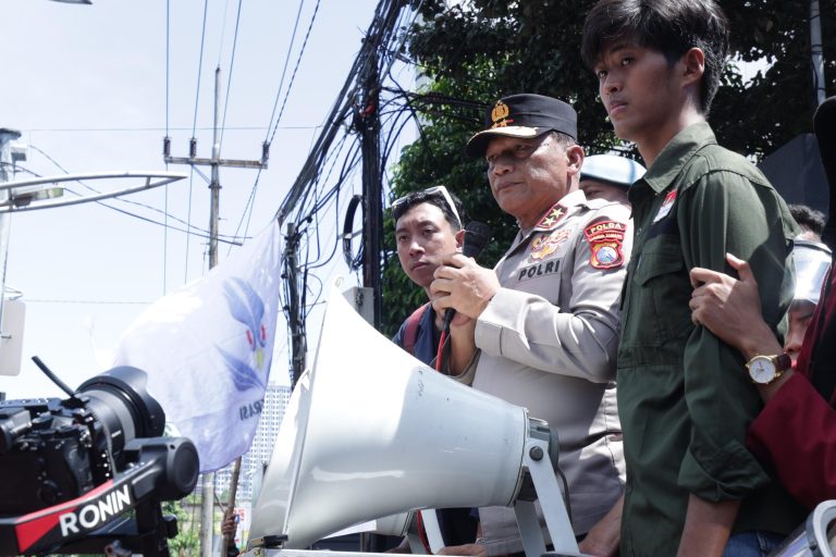 Kapolda Jatim Temui Massa Unras Aliansi BEM Nusantara di Depan Mapolda Jawa Timur