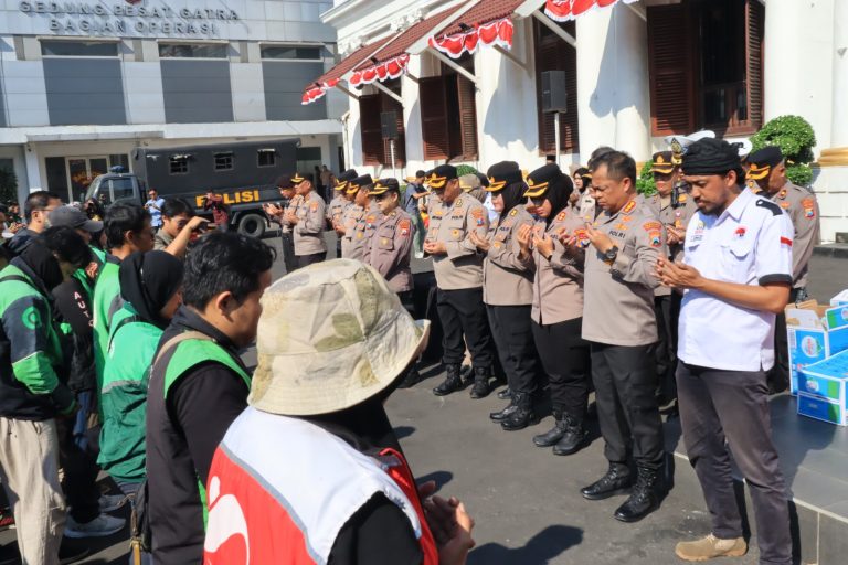 Doa Bersama Kapolrestabes Surabaya dan 500 Ojek Online: Harmoni untuk Alm Affan Kurniawan