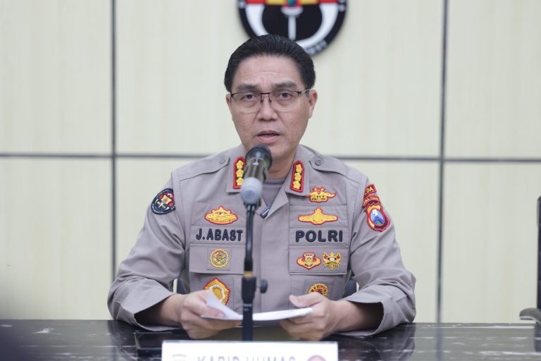 Puluhan Personel Polri Terluka Saat Amankan Aksi Anarkis di Jawa Timur 18 Diantaranya Jalani Rawat Inap
