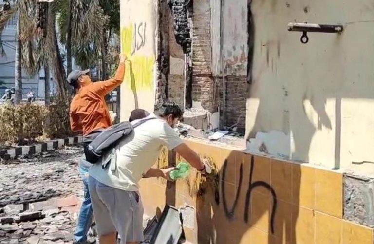 Polisi dan Warga Kembalikan Asa Jamaah Masjid Al Jabar Polsek Tegalsari Pasca kerusuhan di Surabaya