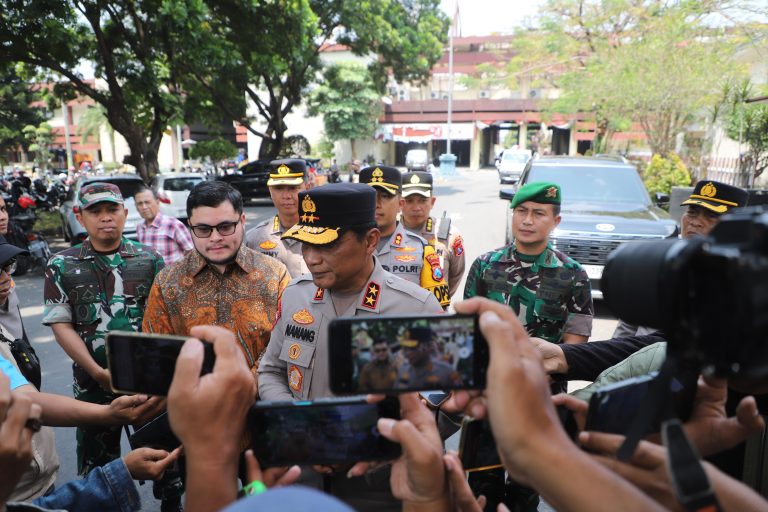 Kapolda Jatim Tinjau Titik Kerusakan di Kediri Raya, Himbau Masyarakat Turut Jaga Kamtibmas