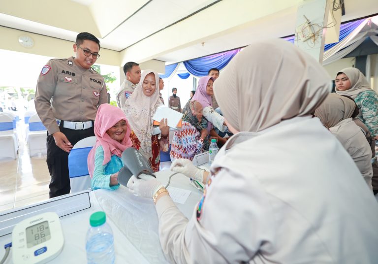 Sambut Hari Lalu Lintas Bhayangkara ke 70, Ditlantas Polda Jatim Gelar Baksos dan Bakkes