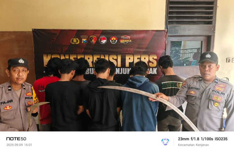 8 Anggota Gengster di Surabaya Ditangkap, Polisi Sita Sajam dan Bom Molotov