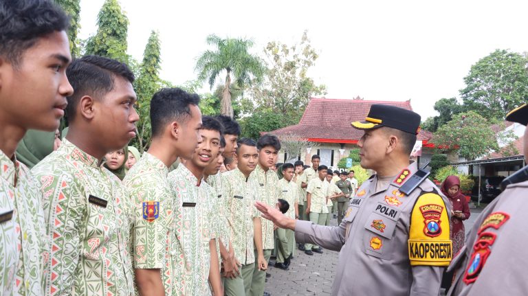 Gencarkan “Police Goes to School”, Polresta Banyuwangi Dorong Generasi Muda Tertib Hukum*