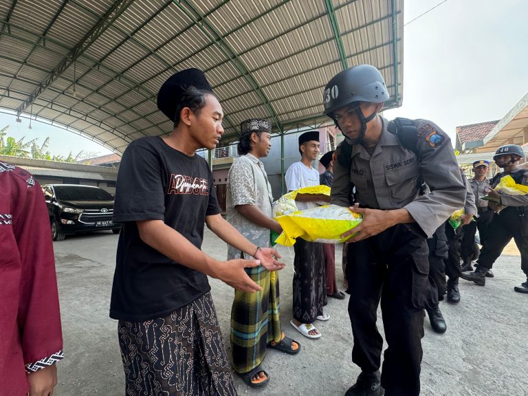 Jalankan MiJalankan Misi Kemanusiaan, 247 Siswa Diktuk Bintara SPN Polda Jatim Tempuh Ekspedisi Darat 15 KM*si Kemanusiaan, 247 Siswa Diktuk Bintara SPN Polda Jatim Tempuh Ekspedisi Darat 15 KM