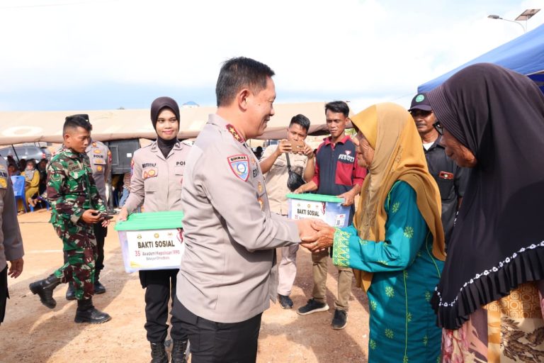 Polri Gelar Bakti Sosial 35 Tahun IKDB 90, Bagikan 1.485 Paket Sembako di Rempang Batam