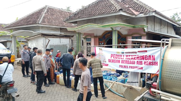 Polres Pasuruan dan PMII Salurkan 6.000 Liter Air Bersih ke Desa Karangjati Lumbang