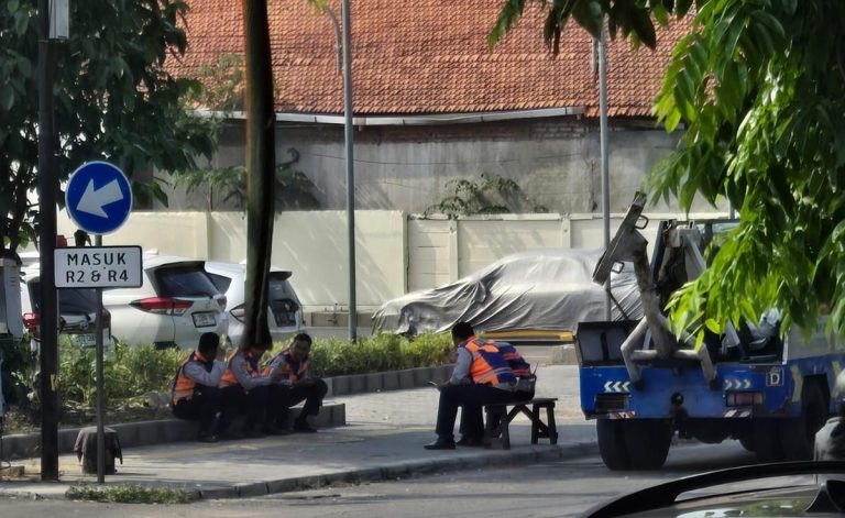 Masyarakat dan AMI Kecam Petugas Dishub Surabaya yang Main HP Saat Jalanan Krodit