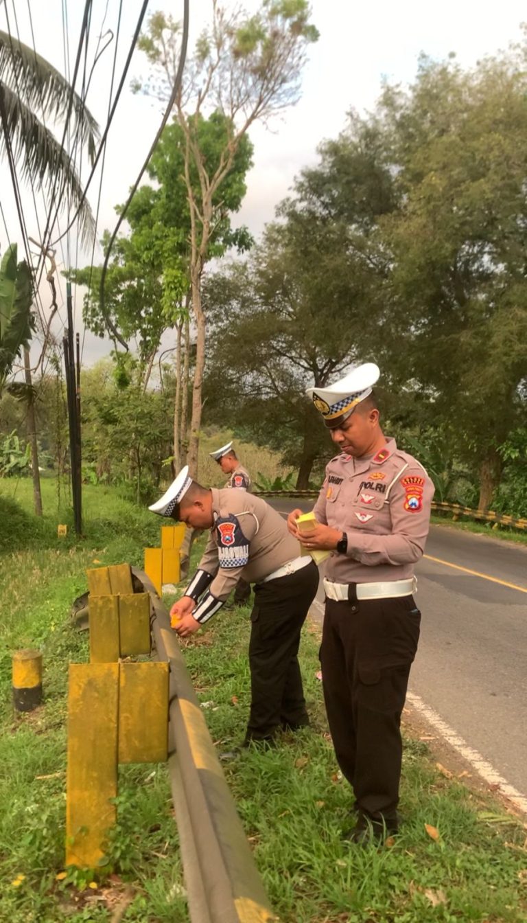 Satlantas Polres Blitar Pasang Stiker Reflektif di Jembatan Kalilegi, Antisipasi Kecelakaan Malam Hari