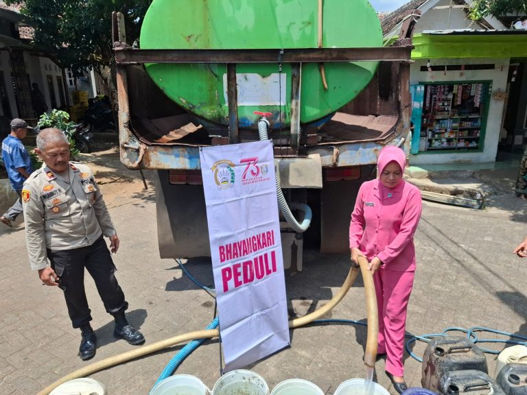 Polsek Lumbang Salurkan 8.000 Liter Air Bersih untuk Warga Jatisari