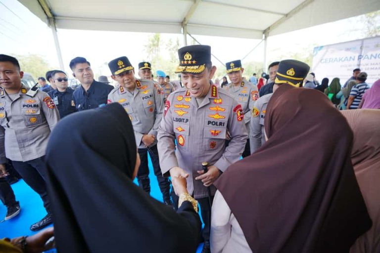 Kapolri Berikan Bansos dan Salurkan Bahan Pangan Murah di Semarang 
