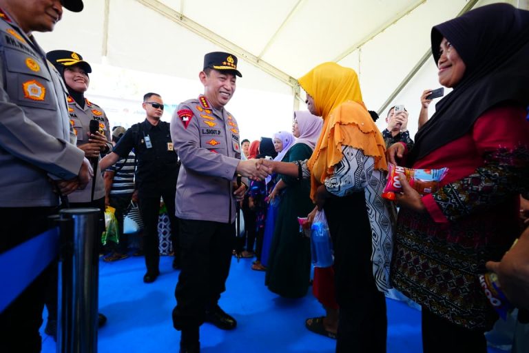 Kapolri Berikan Bansos dan Salurkan Bahan Pangan Murah di Semarang 