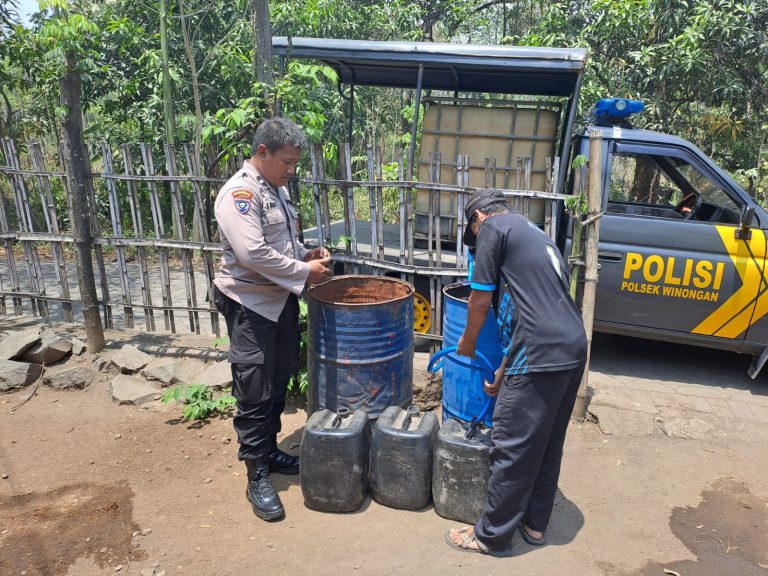 Polsek Winongan Salurkan 2.000 Liter Air Bersih ke Warga Sumberjo