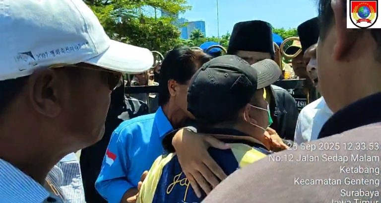 Aksi Demo Solidaritas Pemuda Mahasiswa Merah Putih di Balai Kota Surabaya Diwarnai Intimidasi Oknum Ormas