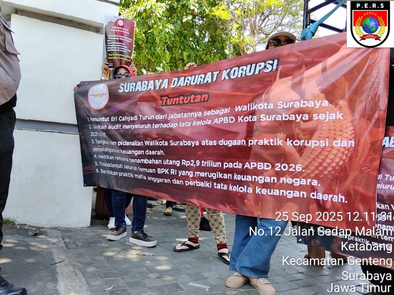 Forum Pemuda Solidaritas Merah Putih Gelar Aksi Darurat Korupsi di Balai Kota Surabaya