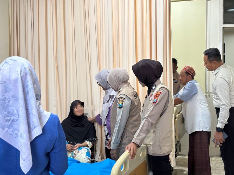 Polwan Polresta Sidoarjo Beri Pendampingan Keluarga Korban di Ponpes Al Khoziny