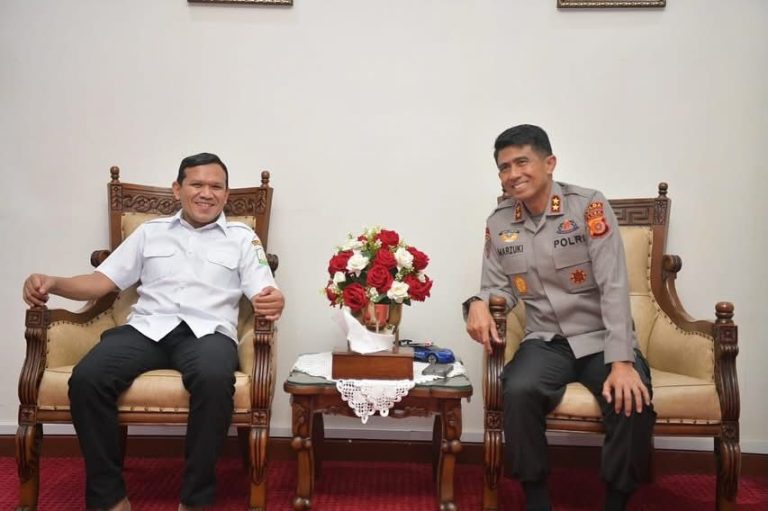 Hari ini Bapak Wagub Aceh menerima silaturahmi Bapak Kapolda Aceh, Irjen Pol Drs. Marzuki Ali Basyah, MM di kediaman Rumah Dinas.