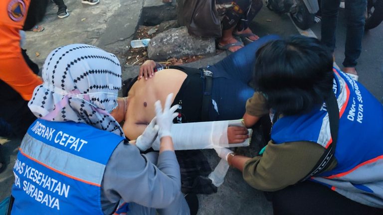 Kurangnya Pengawasan, Jurnalis Jadi Korban Kecelakaan di Simokerto Surabaya