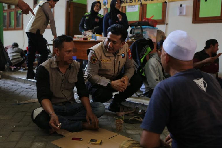 Polda Jatim Libatkan Tim Psikologi Dampingi Keluarga Korban di Ponpes Al-Khoziny