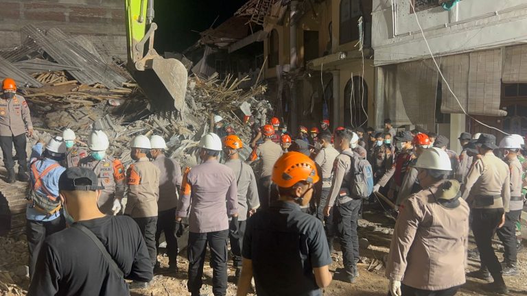 Ratusan Personel Polresta Sidoarjo Berjibaku Bersihkan Puing Bangunan Ponpes Al Khoziny