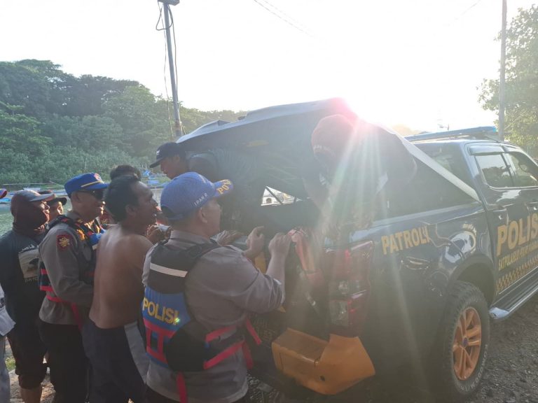 Polisi Bersama Relawan Nelayan Berhasil Temukan Korban Tenggelam di Pantai Karangpapak