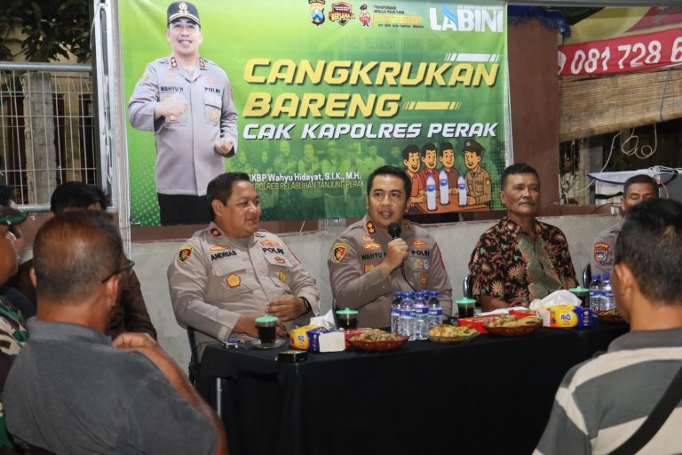 Dekatkan dengan Masyarakat, Kapolres Tanjung Perak Gelar Cangkrukan dan Bagikan 300 Kunci Ganda.