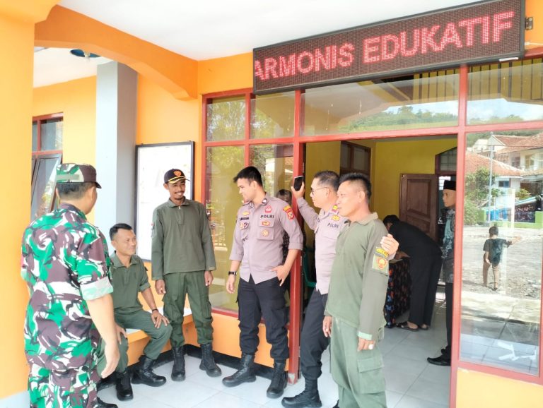Anggota Polsek ciniru bersinergi dengan Koramil Ciniru melaksanakan Patroli Dialogis.