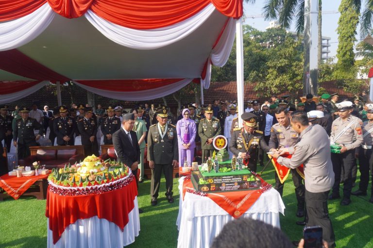 Sinergitas TNI-Polri, Kapolda Jabar Beri Kue Ulang Tahun di HUT Ke-80 TNI