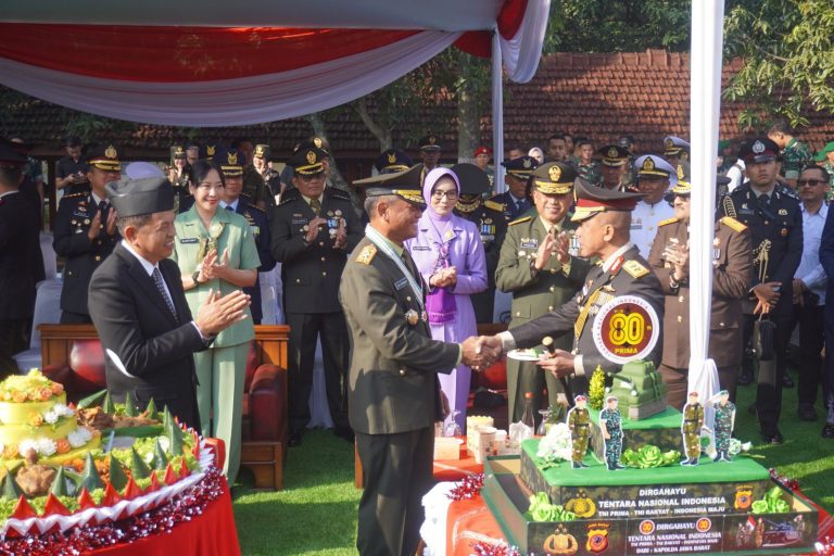 Soliditas TNI-Polri, Kapolda Jabar Hadiri Upacara Parade Peringatan HUT ke 80 TNI Tahun 2025