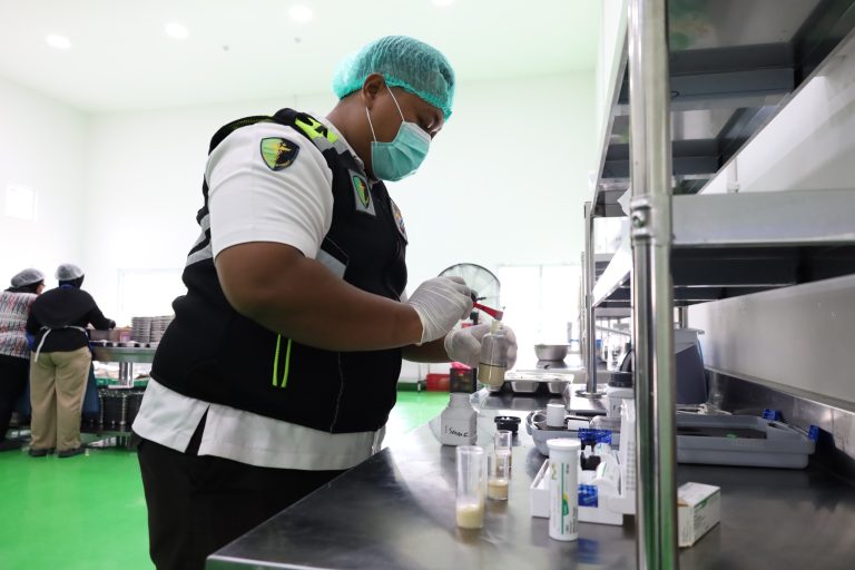 Pastikan MBG Higienis Polres Tulungagung Uji Food Safety di SPPG