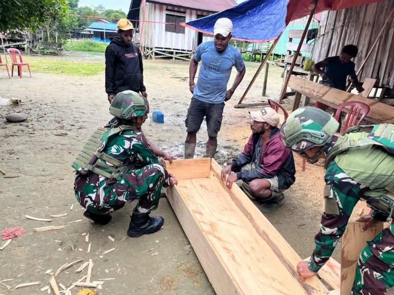 Solidaritas Sosial Satgas Yonif 521/DY Bantu Prosesi Pemakaman Masyarakat Yang Meninggal Dunia Kampung Muaranawa