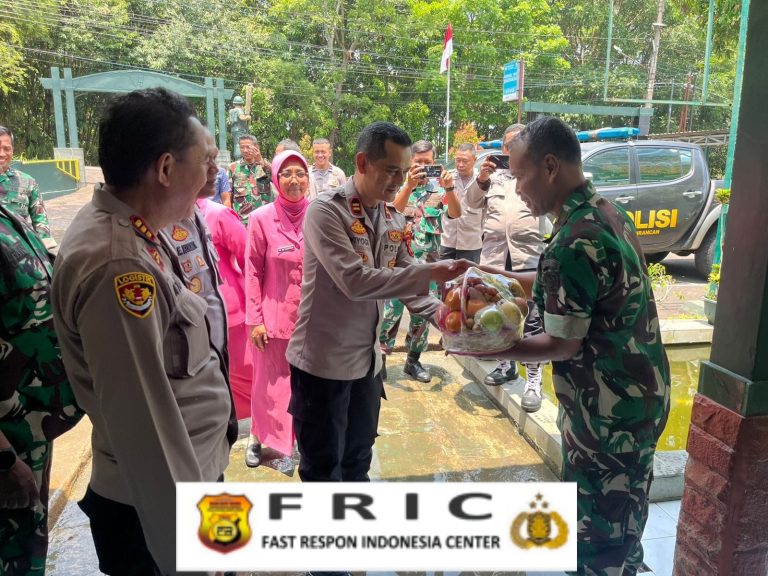 Dalam Semangat Sinergitas TNI–Polri, Kapolsek Pancalang Bersama Kapolsek Mandirancan dan Pasawahan Sampaikan Ucapan Selamat HUT TNI Ke-80 Kepada Danramil 1514 Pancalang