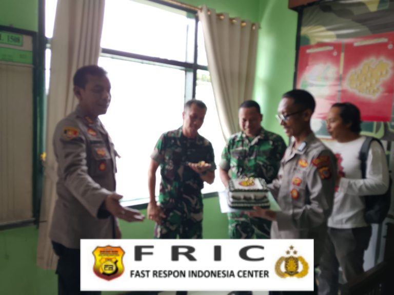 Kapolsek Cidahu Bersama Anggota Polsek Cidahu Silaturahmi ke Koramil 1508/Cidahu Ucapkan Dirgahayu TNI Ke 80