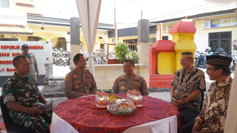 Kapolrestabes Surabaya Apresiasi Partisipasi W arga dalam Pembangunan Pagar Polsek Wonokromo