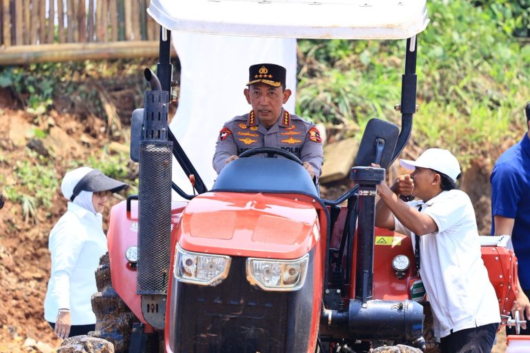 Kapolri Salurkan Bantuan Alsintan Untuk Dukung Ketahanan Pangan