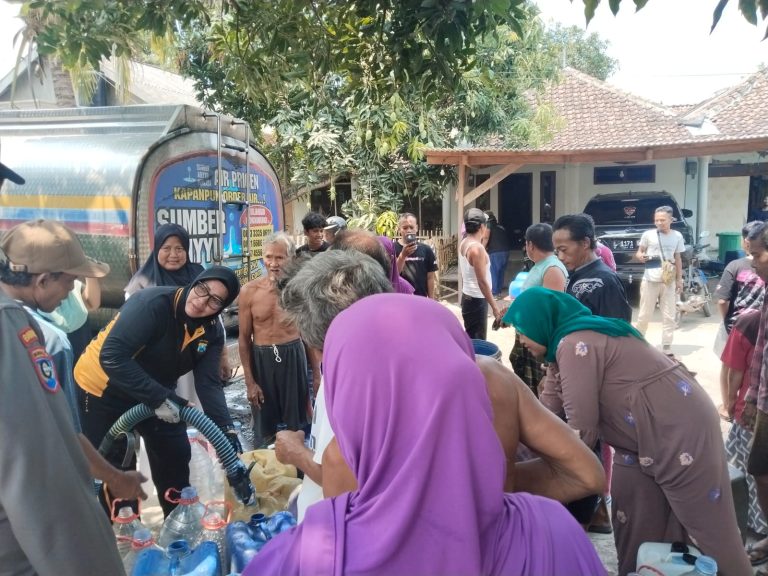 Polsek Sukorejo Datangkan Dua Tangki Air Bersih untuk Warga Kenduruhan