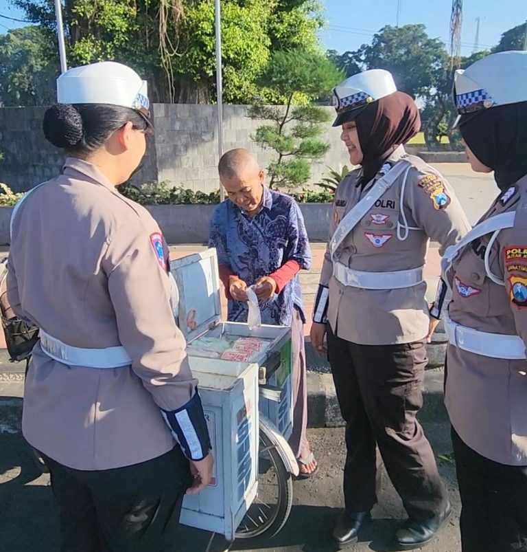 Patroli Srikandi Satlantas Polres Blitar Kota Sentuh Hati Warga, Polwan Cantik Beli Dagangan Orang Tua Penjual Susu di Pinggir Jalan”