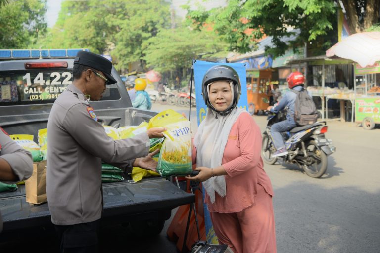 Senyum Sumringah Warga , Peroleh Beras Murah dari Polres Gresik di Hari Pangan Sedunia