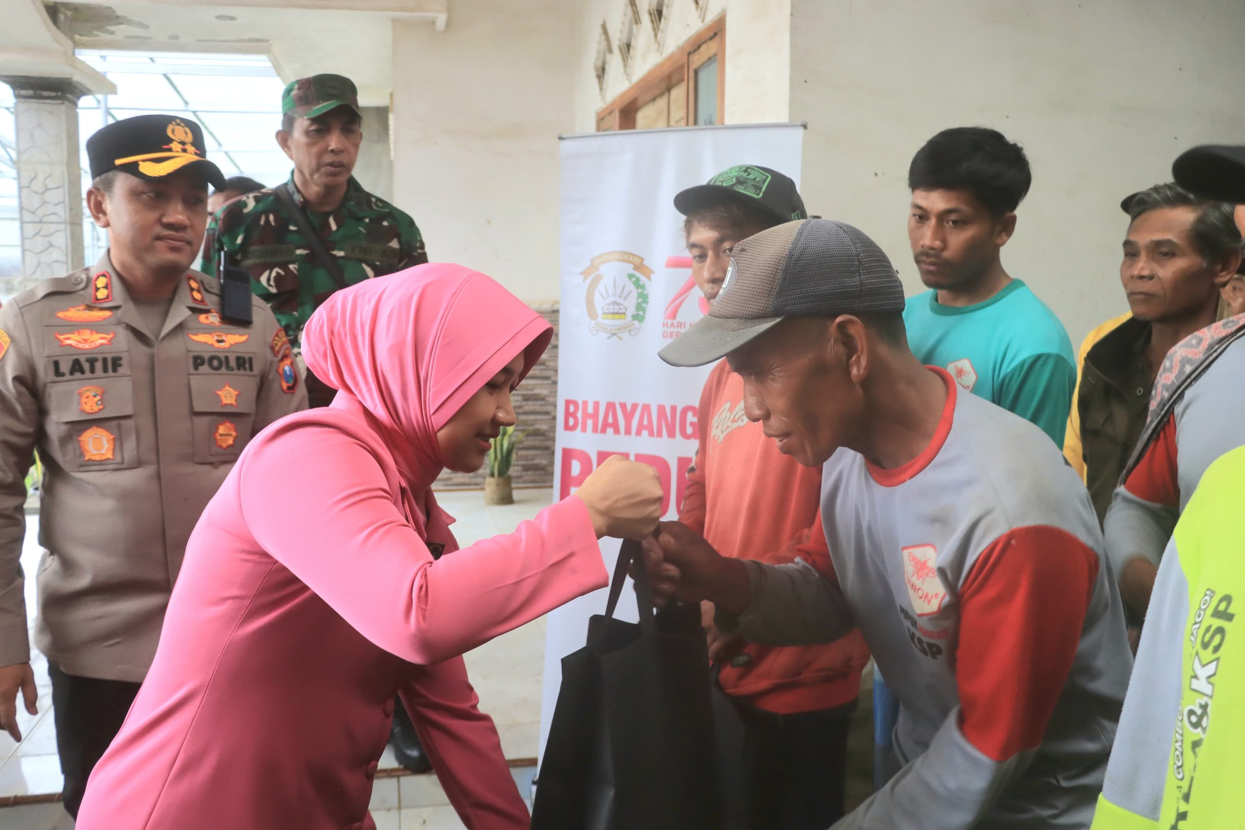 Polres Probolinggo Bantu Warga Terdampak Angin Puting Beliung*