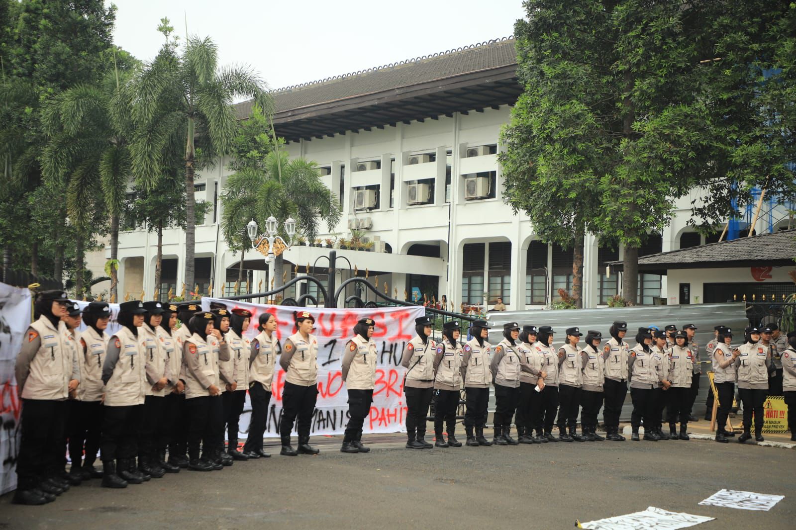 Sentuhan Humanis Mojang Lodaya, Unjuk Rasa 1 Tahun Pemerintahan Prabowo-Gibran di Jabar Aman dan Damai