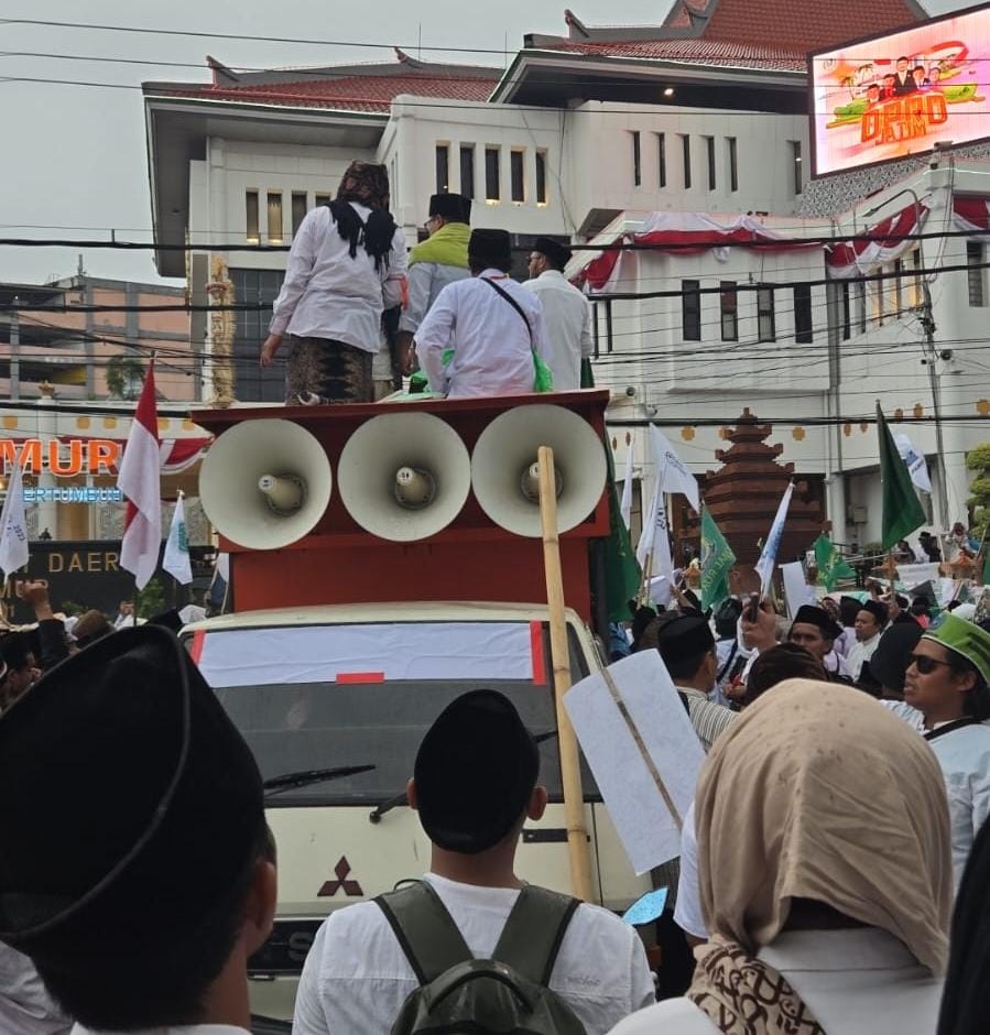 Ratusan Santri NU dan Warga Padati Gedung DPRD Jawa Timur, Protes Tayangan Trans7 yang Dinilai Hina Kiai dan Pesantren